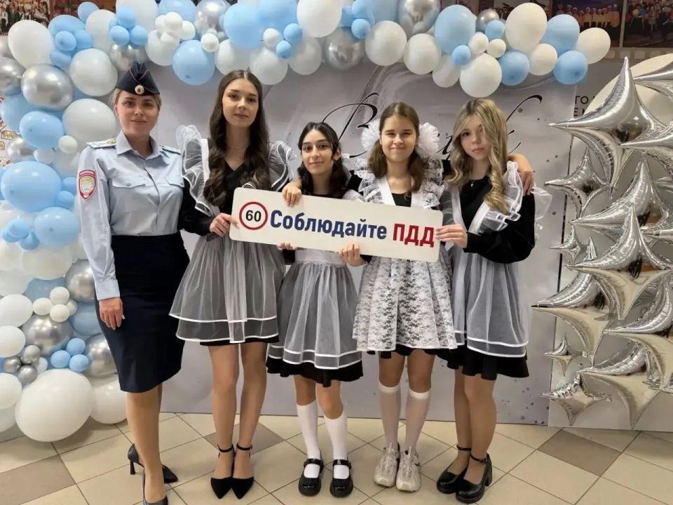 Госавтоинспекция Югры поздравляет выпускников с окончанием школы! Госавтоинспекция Югры поздравляет выпускников с окончанием школы!