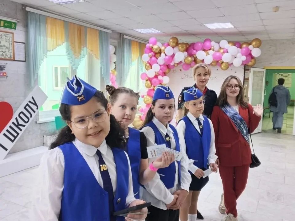 Госавтоинспекция Югры поздравляет выпускников с окончанием школы! Госавтоинспекция Югры поздравляет выпускников с окончанием школы!
