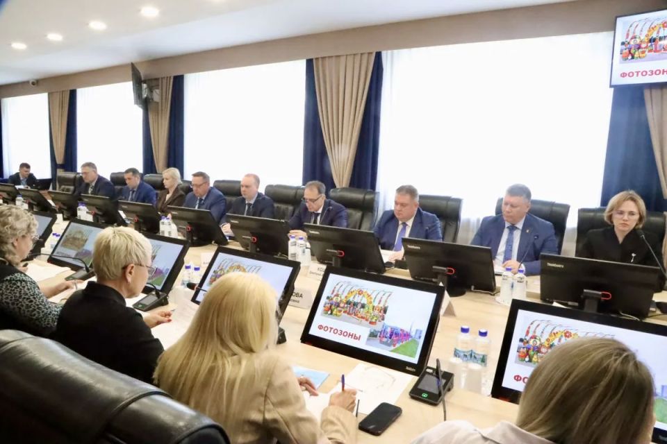 Провёл заседание организационного комитета по подготовке к фестивалю искусств, труда и спорта «Самотлорские ночи» Провёл заседание организационного комитета по подготовке к фестивалю искусств, труда и спорта «Самотлорские ночи»