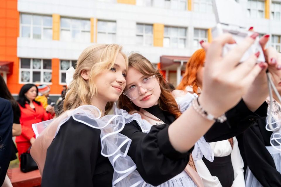 Руслан Кухарук поздравил выпускников Югры с окончанием школы Руслан Кухарук поздравил выпускников Югры с окончанием школы
