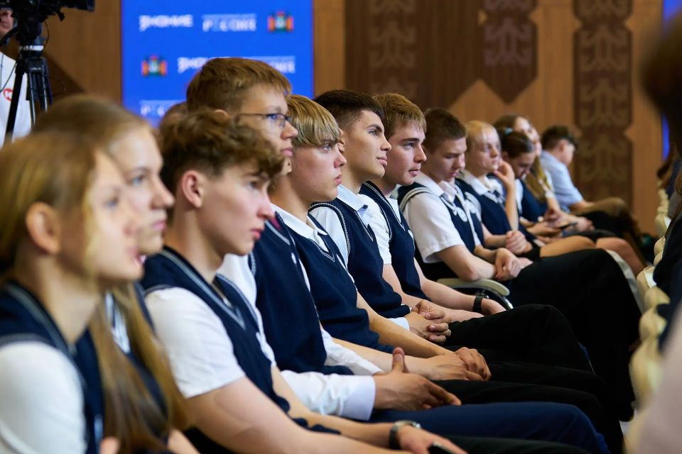 Руслан Кухарук: Провел профориентационную встречу «Будущее региона: профессии и перспективы», организованную Российским обществом «Знание» в рамках курса внеурочной деятельности «Россия – мои горизонты» Руслан Кухарук: Провел профориентационную встречу «Будущее региона: профессии и перспективы», организованную Российским обществом «Знание» в рамках курса внеурочной деятельности «Россия – мои горизонты»