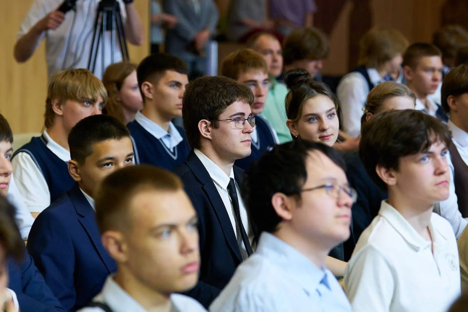 Руслан Кухарук: Провел профориентационную встречу «Будущее региона: профессии и перспективы», организованную Российским обществом «Знание» в рамках курса внеурочной деятельности «Россия – мои горизонты» Руслан Кухарук: Провел профориентационную встречу «Будущее региона: профессии и перспективы», организованную Российским обществом «Знание» в рамках курса внеурочной деятельности «Россия – мои горизонты»