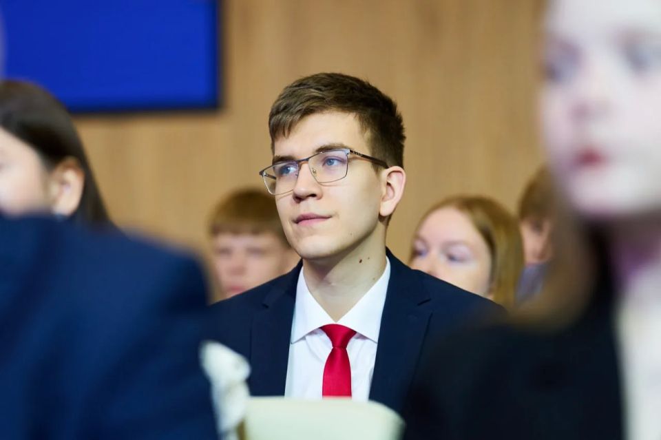 Губернатор Югры обсудил со школьниками профессии будущего Губернатор Югры обсудил со школьниками профессии будущего