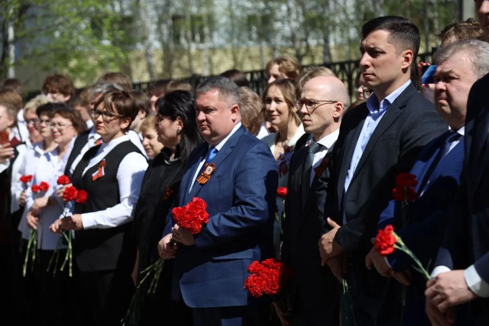 Мемориальную доску в честь военного корреспондента Ивана Зуева открыли на фасаде лицея Мемориальную доску в честь военного корреспондента Ивана Зуева открыли на фасаде лицея