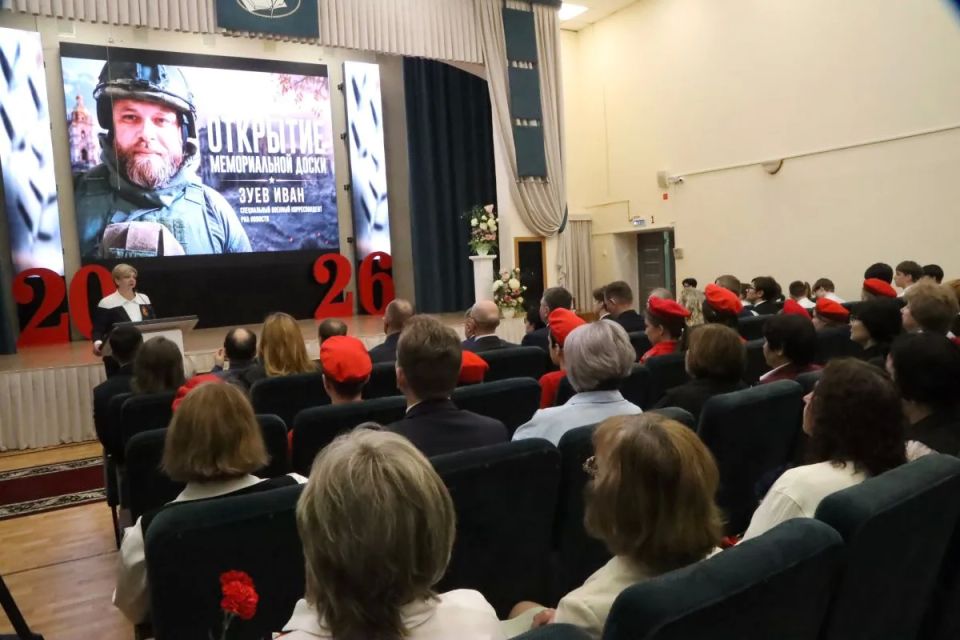 Мемориальную доску в честь военного корреспондента Ивана Зуева открыли на фасаде лицея Мемориальную доску в честь военного корреспондента Ивана Зуева открыли на фасаде лицея