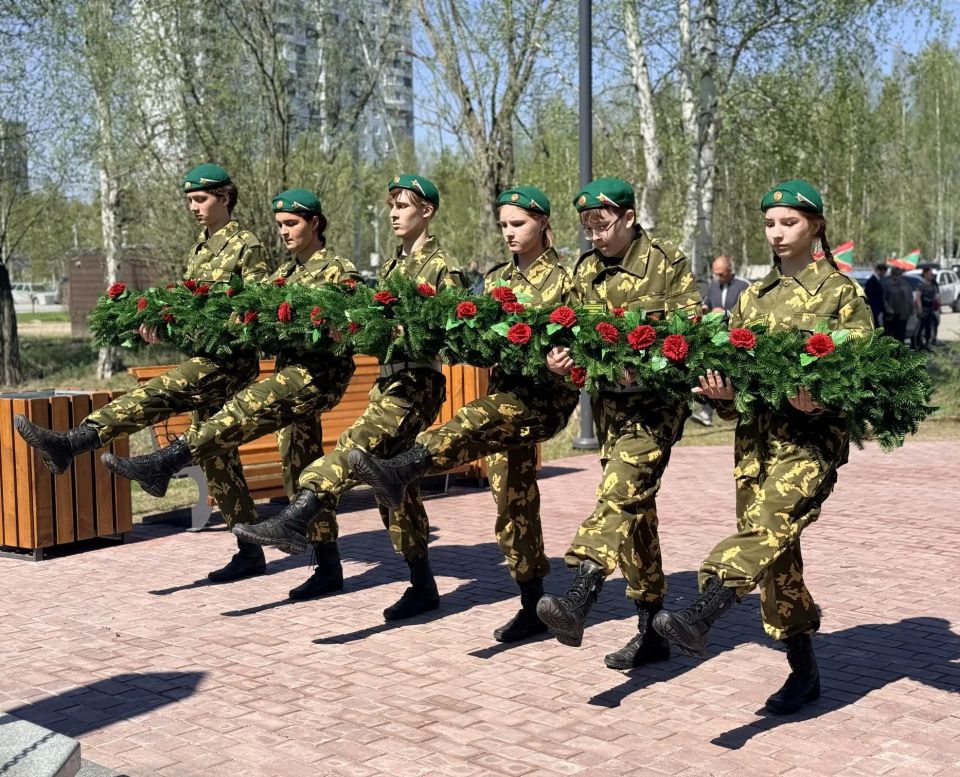 Уважаемые пограничники и ветераны пограничной службы! Дорогие нижневартовцы! От всей души поздравляю вас с Днем пограничника! Уважаемые пограничники и ветераны пограничной службы! Дорогие нижневартовцы! От всей души поздравляю вас с Днем пограничника!