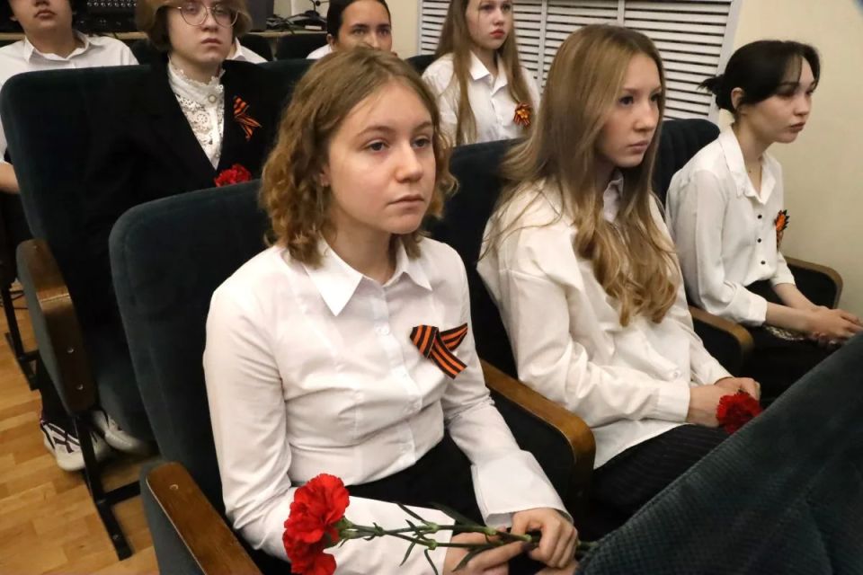 Мемориальную доску в честь военного корреспондента Ивана Зуева открыли на фасаде лицея Мемориальную доску в честь военного корреспондента Ивана Зуева открыли на фасаде лицея