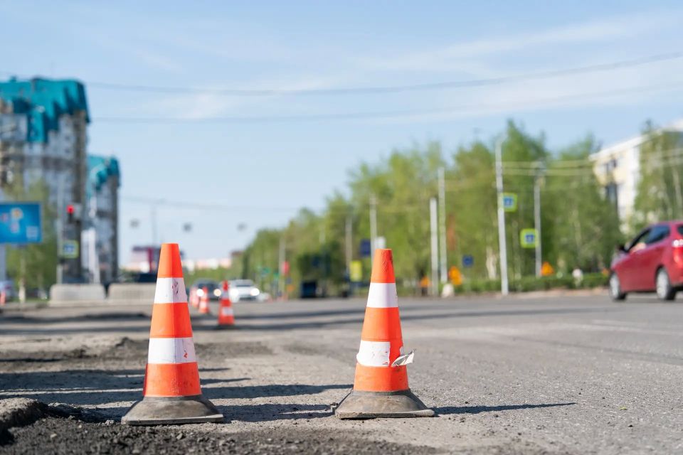 В ходе рабочей поездки Губернатора автономного округа Руслана Кухарука в город Сургут директор Департамента дорожного хозяйства и транспорта Югры Алексей Осинцев принял участие в осмотре дорожных объектов, на которых уже... В ходе рабочей поездки Губернатора автономного округа Руслана Кухарука в город Сургут директор Департамента дорожного хозяйства и транспорта Югры Алексей Осинцев принял участие в осмотре дорожных объектов, на которых уже...