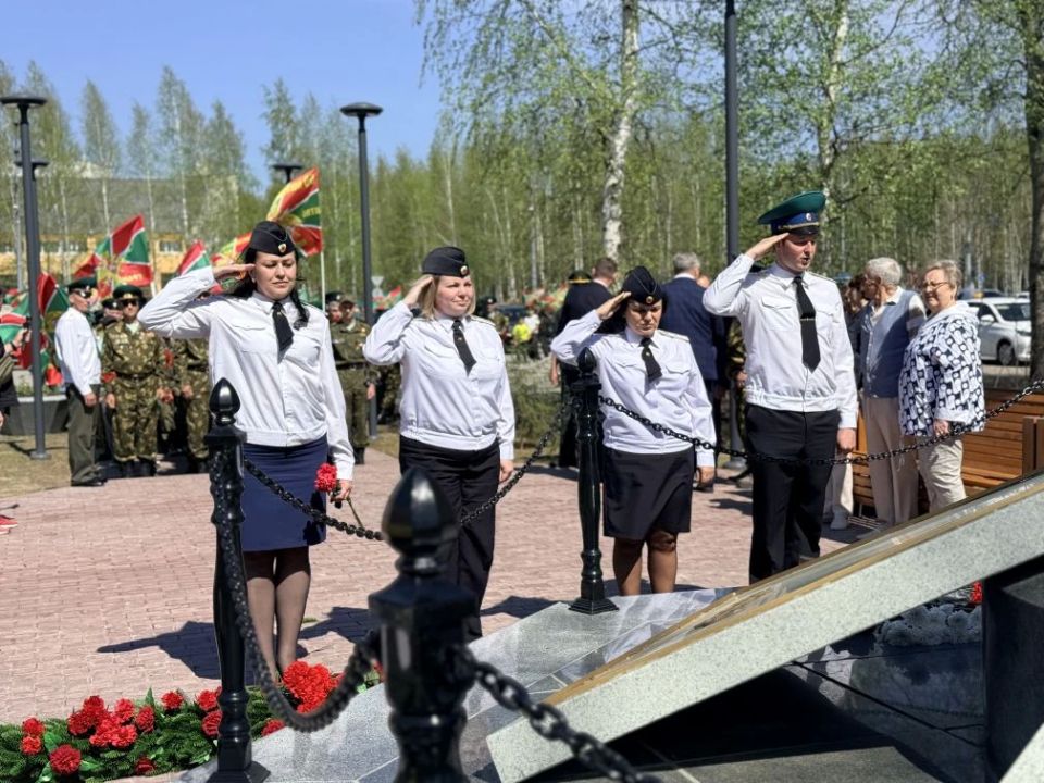 Уважаемые пограничники и ветераны пограничной службы! Дорогие нижневартовцы! От всей души поздравляю вас с Днем пограничника! Уважаемые пограничники и ветераны пограничной службы! Дорогие нижневартовцы! От всей души поздравляю вас с Днем пограничника!