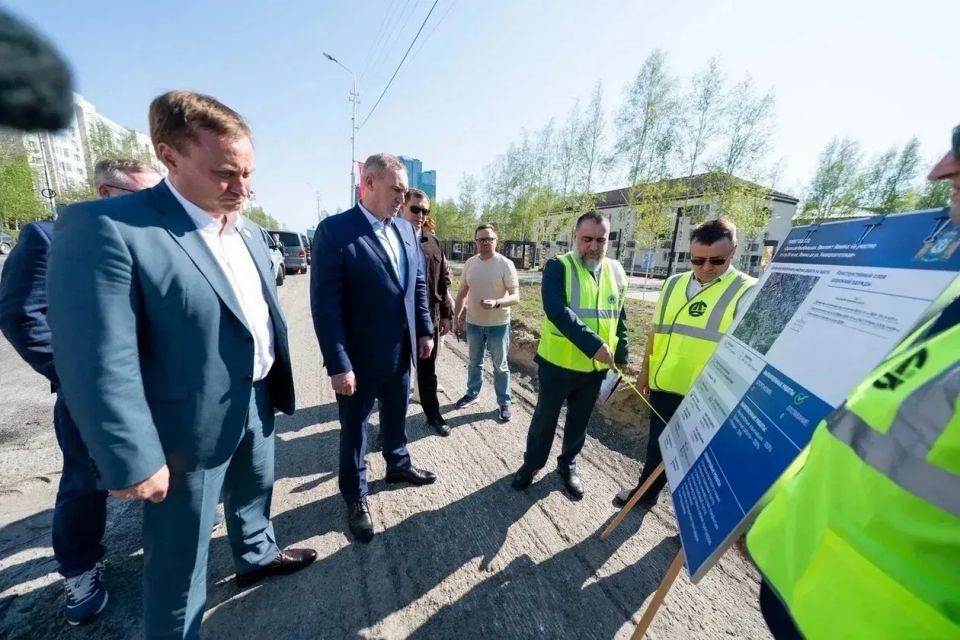 В ходе рабочей поездки Губернатора автономного округа Руслана Кухарука в город Сургут директор Департамента дорожного хозяйства и транспорта Югры Алексей Осинцев принял участие в осмотре дорожных объектов, на которых уже... В ходе рабочей поездки Губернатора автономного округа Руслана Кухарука в город Сургут директор Департамента дорожного хозяйства и транспорта Югры Алексей Осинцев принял участие в осмотре дорожных объектов, на которых уже...