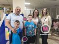 Спасенного вчера мальчика, который чуть не утонул в Оби, в больнице навесили его спасители, семья Сидоровых Денис и Наталья, а также их маленький сын