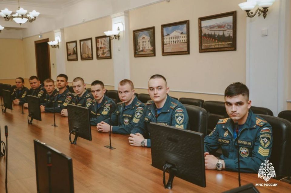 Начальник Главного управления МЧС России по Югре Петр Кугуй встретился с выпускниками Уральского института ГПС МЧС России Начальник Главного управления МЧС России по Югре Петр Кугуй встретился с выпускниками Уральского института ГПС МЧС России