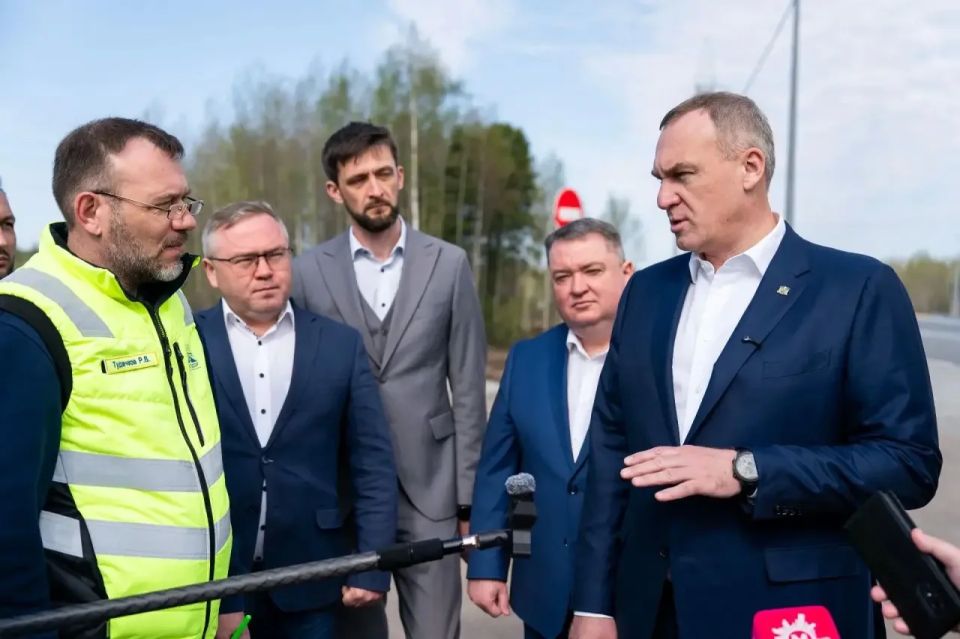 Сегодня в рамках рабочей поездки Губернатора автономного округа Руслана Кухарука в город Нижневартовск директор Депдорхоза и транспорта Югры Алексей Осинцев посетил городские объекты дорожной инфраструктуры