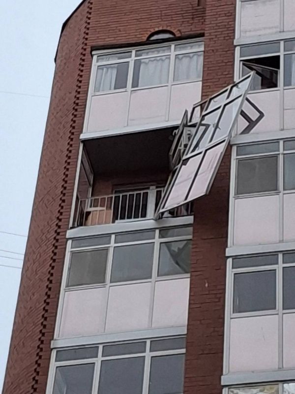 Ураган в Тюмени ломал памятники и балконы, валил деревья и светофоры, топил улицы и подъезды Ураган в Тюмени ломал памятники и балконы, валил деревья и светофоры, топил улицы и подъезды