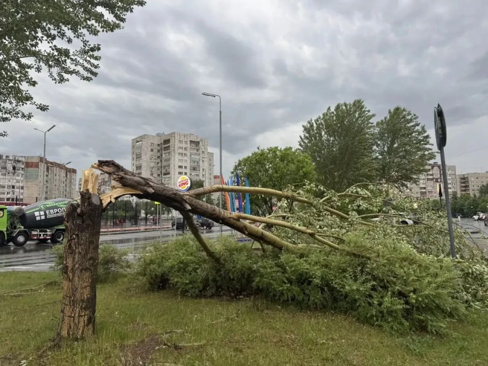 Ураган в Тюмени ломал памятники и балконы, валил деревья и светофоры, топил улицы и подъезды Ураган в Тюмени ломал памятники и балконы, валил деревья и светофоры, топил улицы и подъезды