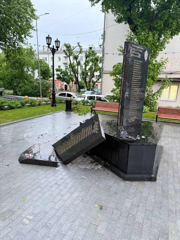 Ураган в Тюмени ломал памятники и балконы, валил деревья и светофоры, топил улицы и подъезды Ураган в Тюмени ломал памятники и балконы, валил деревья и светофоры, топил улицы и подъезды