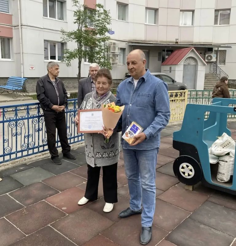 Вчера мы небольшим коллективом сторонников партии «Единая Россия» очень тепло и душевно отметили международный день соседей Вчера мы небольшим коллективом сторонников партии «Единая Россия» очень тепло и душевно отметили международный день соседей