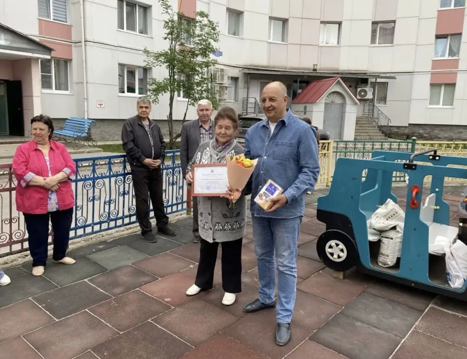 Вчера мы небольшим коллективом сторонников партии «Единая Россия» очень тепло и душевно отметили международный день соседей Вчера мы небольшим коллективом сторонников партии «Единая Россия» очень тепло и душевно отметили международный день соседей