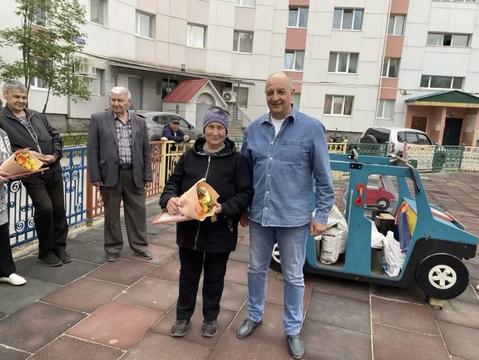 Вчера мы небольшим коллективом сторонников партии «Единая Россия» очень тепло и душевно отметили международный день соседей Вчера мы небольшим коллективом сторонников партии «Единая Россия» очень тепло и душевно отметили международный день соседей