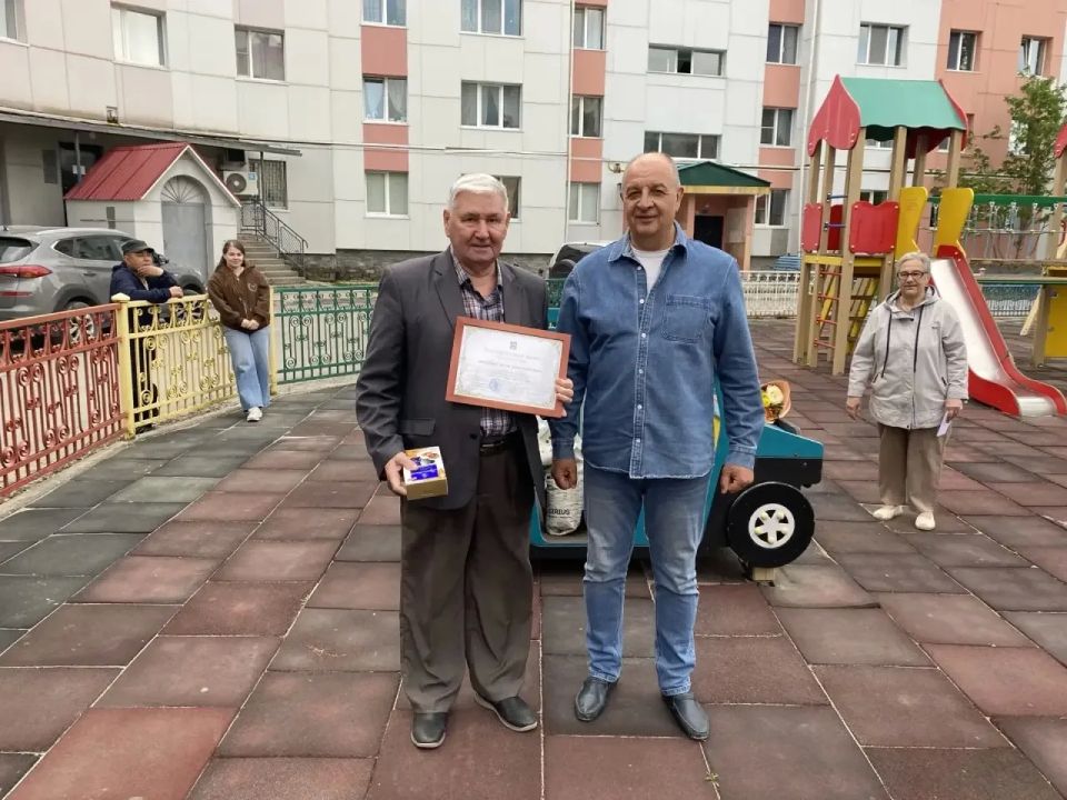 Вчера мы небольшим коллективом сторонников партии «Единая Россия» очень тепло и душевно отметили международный день соседей Вчера мы небольшим коллективом сторонников партии «Единая Россия» очень тепло и душевно отметили международный день соседей