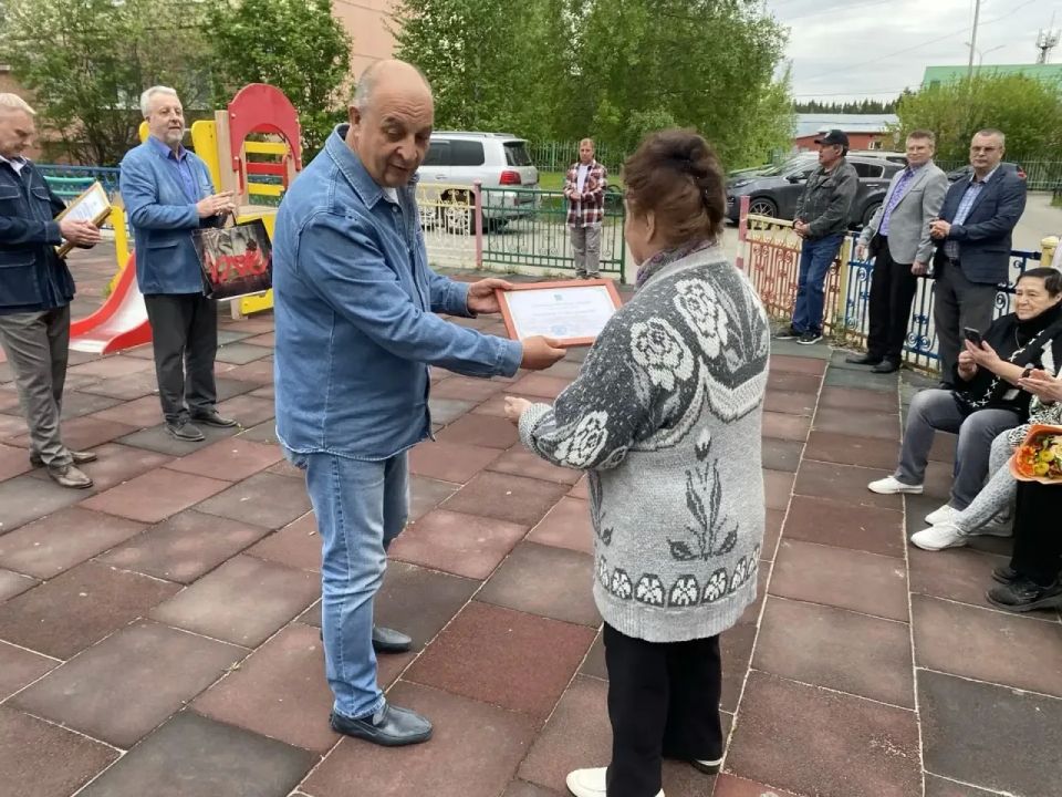 Вчера мы небольшим коллективом сторонников партии «Единая Россия» очень тепло и душевно отметили международный день соседей Вчера мы небольшим коллективом сторонников партии «Единая Россия» очень тепло и душевно отметили международный день соседей
