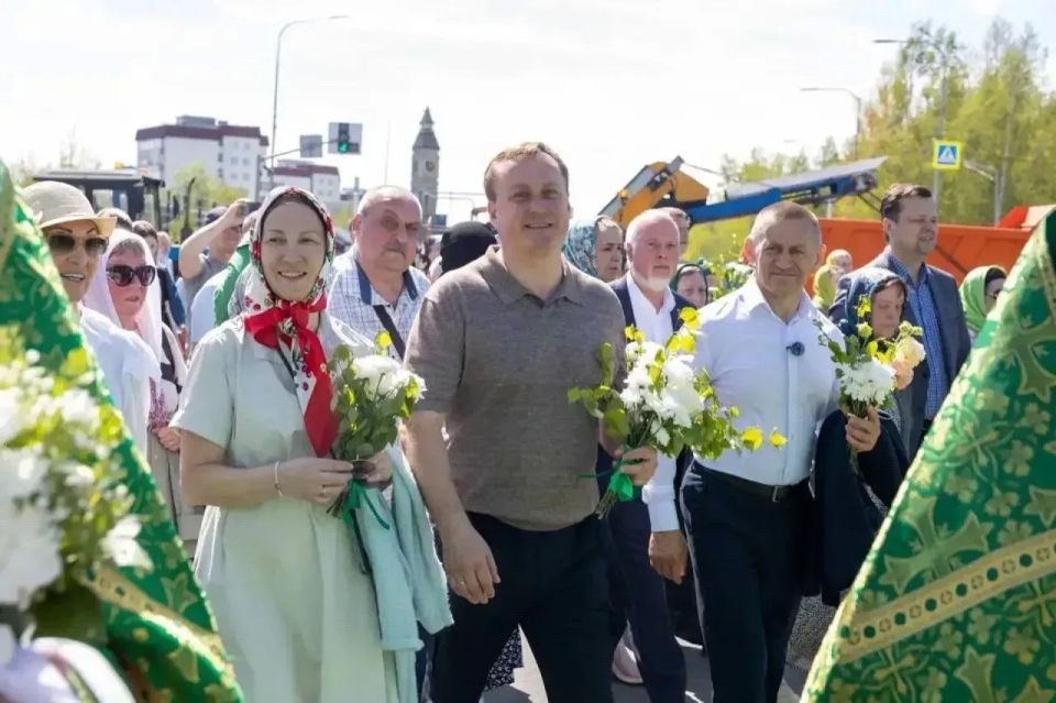 Тысячи югорчан прошли крестными ходами в день Святой Троицы Тысячи югорчан прошли крестными ходами в день Святой Троицы