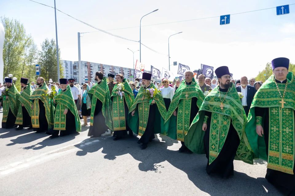 Крестный ход в Сургуте объединил более 7 тысяч верующих Крестный ход в Сургуте объединил более 7 тысяч верующих