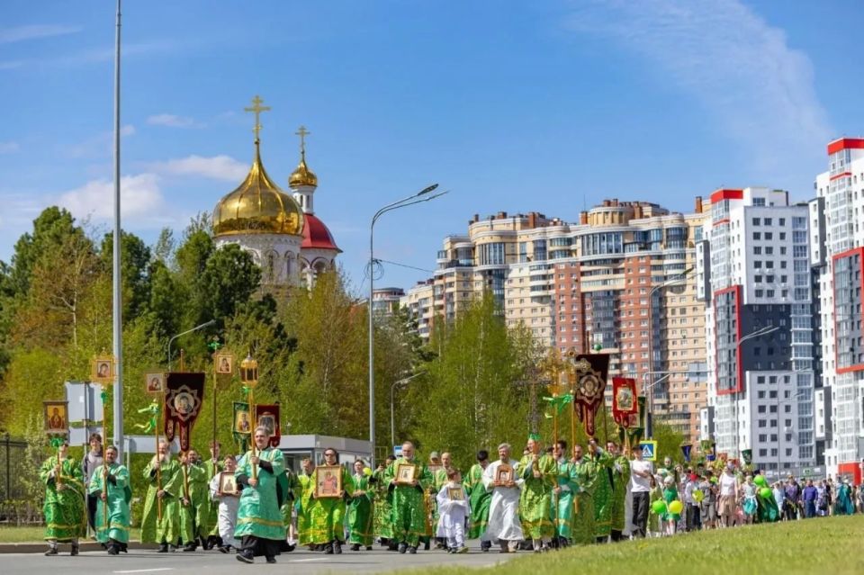 Тысячи югорчан прошли крестными ходами в день Святой Троицы Тысячи югорчан прошли крестными ходами в день Святой Троицы