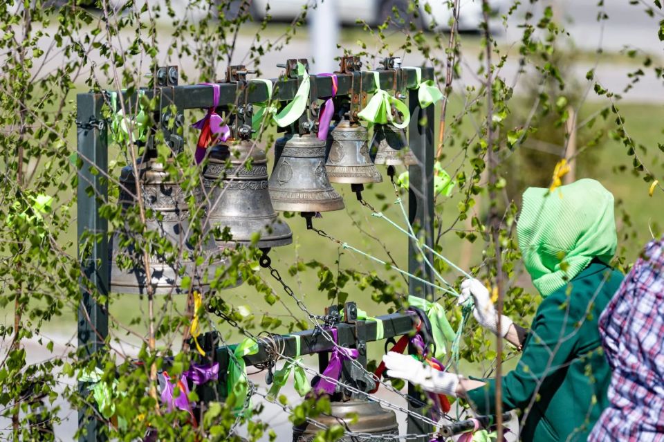 Более семи тысяч сургутян прошли Крестным ходом в честь праздника Святой Троицы Более семи тысяч сургутян прошли Крестным ходом в честь праздника Святой Троицы