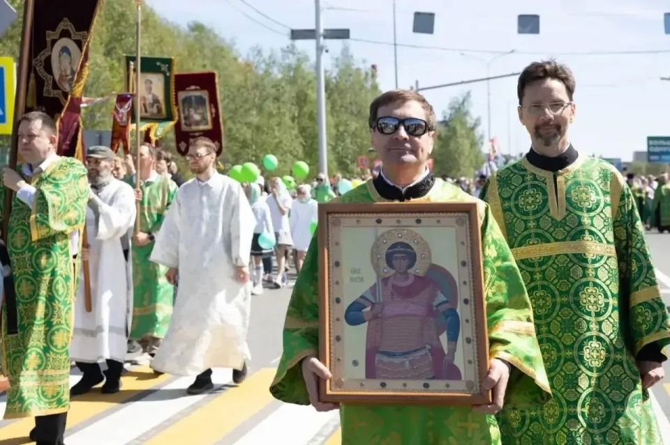 Тысячи югорчан прошли крестными ходами в день Святой Троицы Тысячи югорчан прошли крестными ходами в день Святой Троицы
