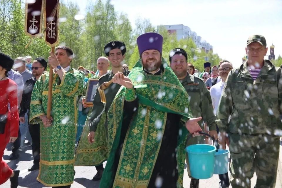 Тысячи югорчан прошли крестными ходами в день Святой Троицы Тысячи югорчан прошли крестными ходами в день Святой Троицы