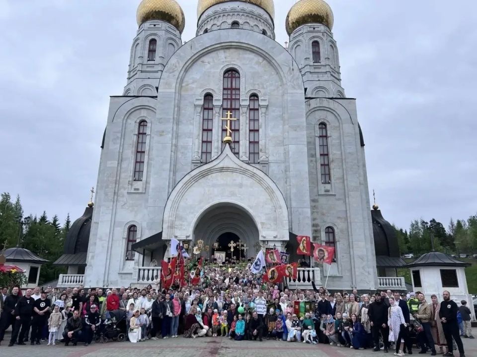 Тысячи югорчан прошли крестными ходами в день Святой Троицы Тысячи югорчан прошли крестными ходами в день Святой Троицы