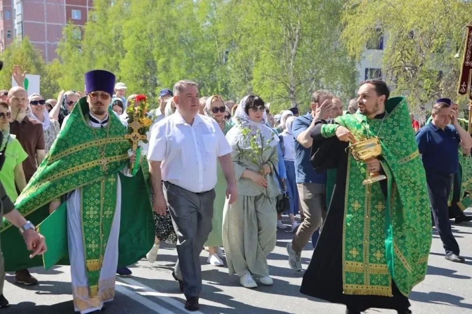 Тысячи югорчан прошли крестными ходами в день Святой Троицы Тысячи югорчан прошли крестными ходами в день Святой Троицы