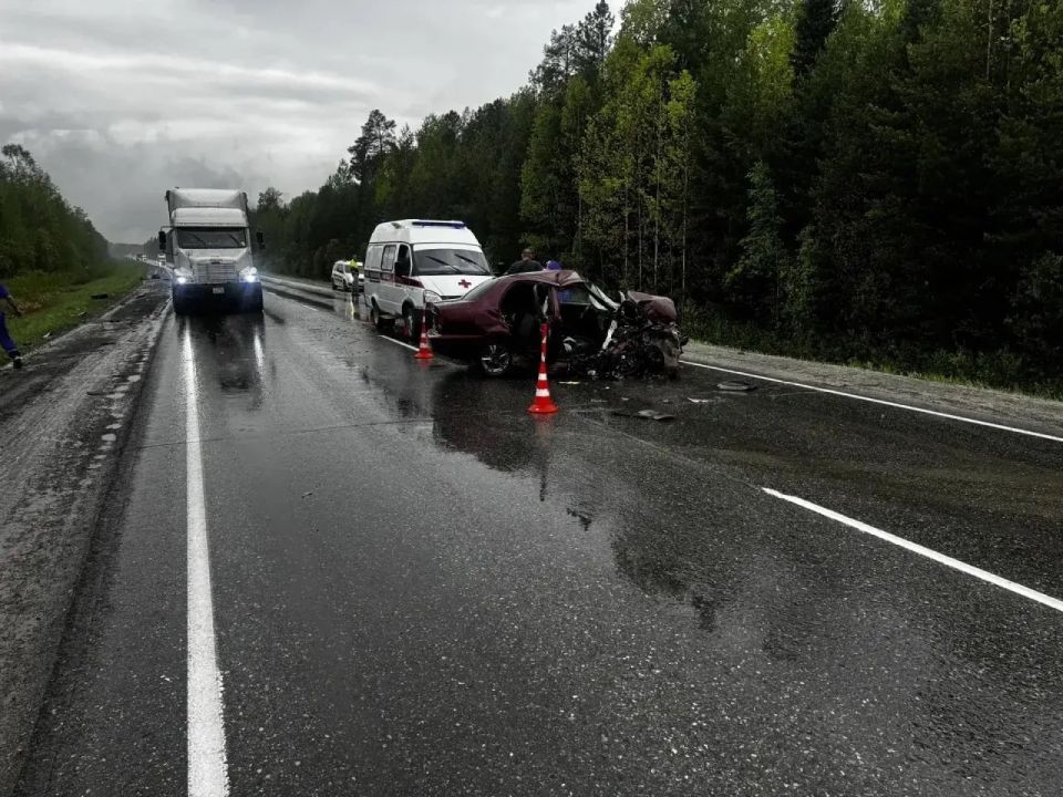На автодороге в Тюменской области в смертельное ДТП попали две семьи из Югры На автодороге в Тюменской области в смертельное ДТП попали две семьи из Югры
