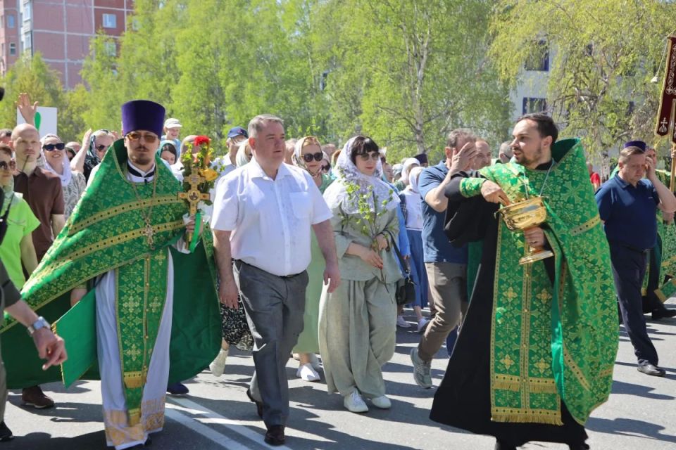 Дорогие нижневартовцы! Сердечно поздравляю с Днём Святой Троицы! Дорогие нижневартовцы! Сердечно поздравляю с Днём Святой Троицы!
