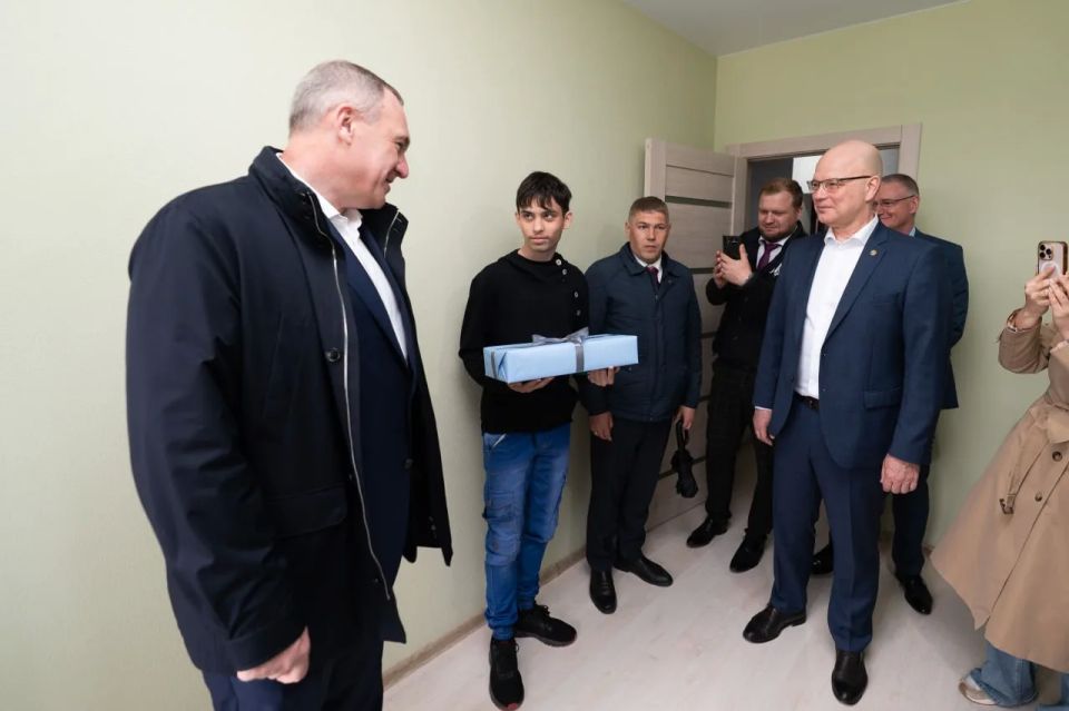 Губернатор Югры вручил ключи от новых квартир молодым урайцам Губернатор Югры вручил ключи от новых квартир молодым урайцам