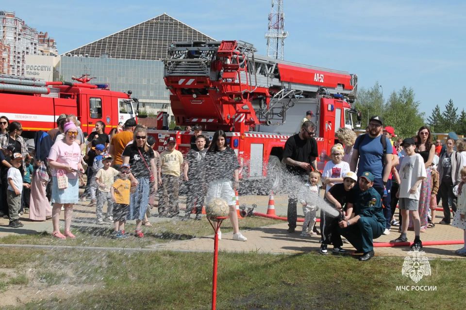 Пожарные Сургута поздравили юных сургутян с Днём защиты детей Пожарные Сургута поздравили юных сургутян с Днём защиты детей