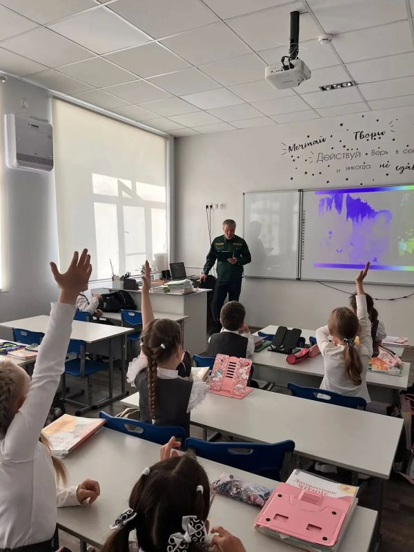 Накануне летних каникул. 21.05.2026 в Муниципальном бюджетном общеобразовательном учреждении средняя общеобразовательная школа с углубленным изучением отдельных предметов № 6 города Урай с учениками первого класса... Накануне летних каникул. 21.05.2026 в Муниципальном бюджетном общеобразовательном учреждении средняя общеобразовательная школа с углубленным изучением отдельных предметов № 6 города Урай с учениками первого класса...