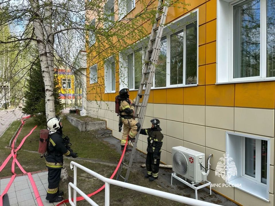 Пожарные Нягани отработали спасение детей на учениях в городской поликлинике Пожарные Нягани отработали спасение детей на учениях в городской поликлинике
