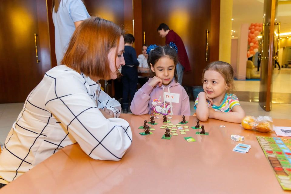 Уважаемые земляки! Дорогие наши дети, родители, бабушки и дедушки! От всей души поздравляю вас с Международным днём защиты детей и с самым долгожданным временем года — началом летних каникул! Уважаемые земляки! Дорогие наши дети, родители, бабушки и дедушки! От всей души поздравляю вас с Международным днём защиты детей и с самым долгожданным временем года — началом летних каникул!
