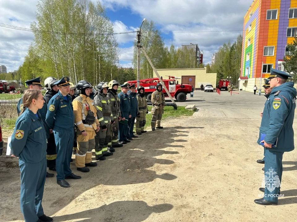 Пожарные Нягани отработали спасение детей на учениях в городской поликлинике Пожарные Нягани отработали спасение детей на учениях в городской поликлинике