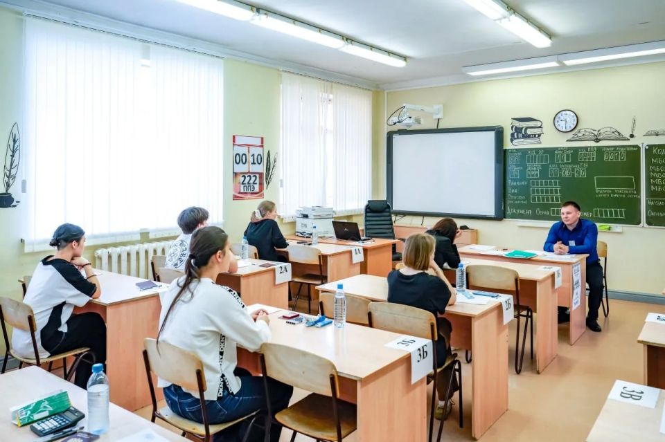 Более 3000 югорских школьников сдают сегодня ЕГЭ Более 3000 югорских школьников сдают сегодня ЕГЭ
