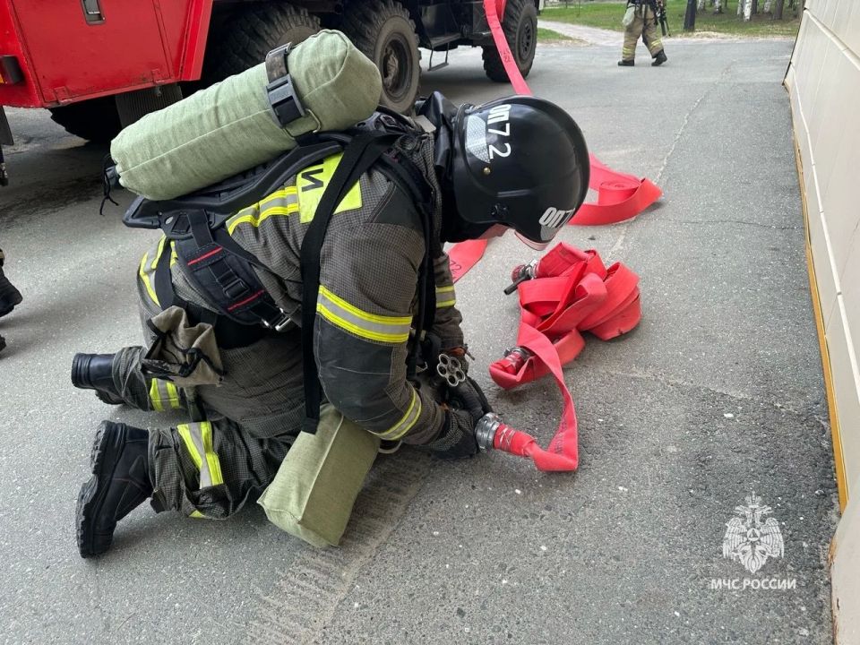 Пожарные Нягани отработали спасение детей на учениях в городской поликлинике