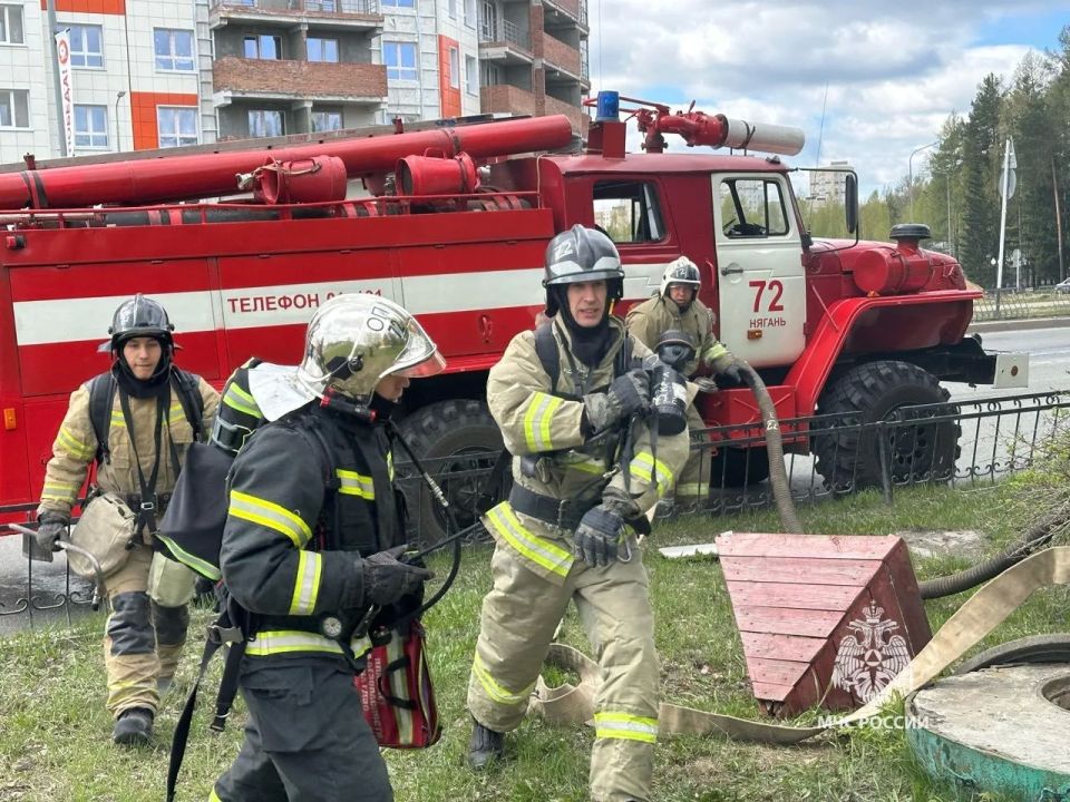 Пожарные Нягани отработали спасение детей на учениях в городской поликлинике Пожарные Нягани отработали спасение детей на учениях в городской поликлинике