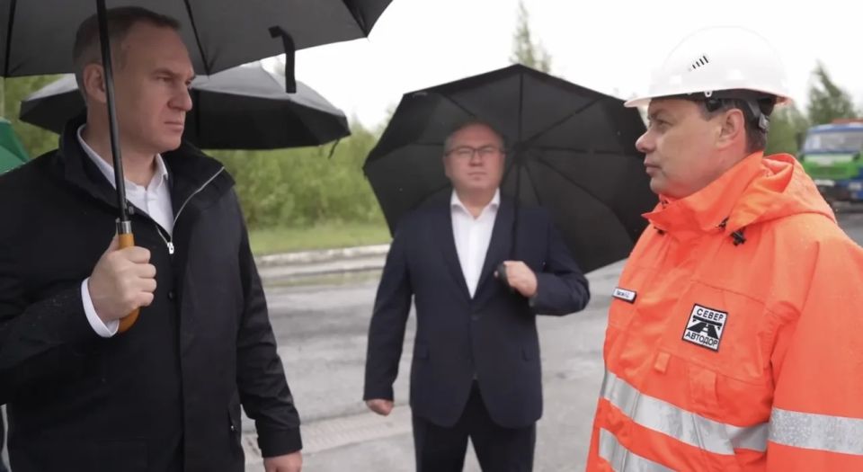 Сегодня в ходе рабочей поездки Губернатора автономного округа Руслана Кухарука в город Урай директор Депдорхоза и транспорта Югры Алексей Осинцев осмотрел ход дорожных работ на участке дороги «Проезд Первооткрывателей» Сегодня в ходе рабочей поездки Губернатора автономного округа Руслана Кухарука в город Урай директор Депдорхоза и транспорта Югры Алексей Осинцев осмотрел ход дорожных работ на участке дороги «Проезд Первооткрывателей»