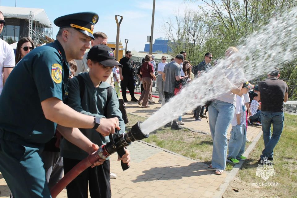 Пожарные Сургута поздравили юных сургутян с Днём защиты детей Пожарные Сургута поздравили юных сургутян с Днём защиты детей