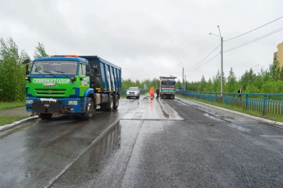Сегодня в ходе рабочей поездки Губернатора автономного округа Руслана Кухарука в город Урай директор Депдорхоза и транспорта Югры Алексей Осинцев осмотрел ход дорожных работ на участке дороги «Проезд Первооткрывателей» Сегодня в ходе рабочей поездки Губернатора автономного округа Руслана Кухарука в город Урай директор Депдорхоза и транспорта Югры Алексей Осинцев осмотрел ход дорожных работ на участке дороги «Проезд Первооткрывателей»