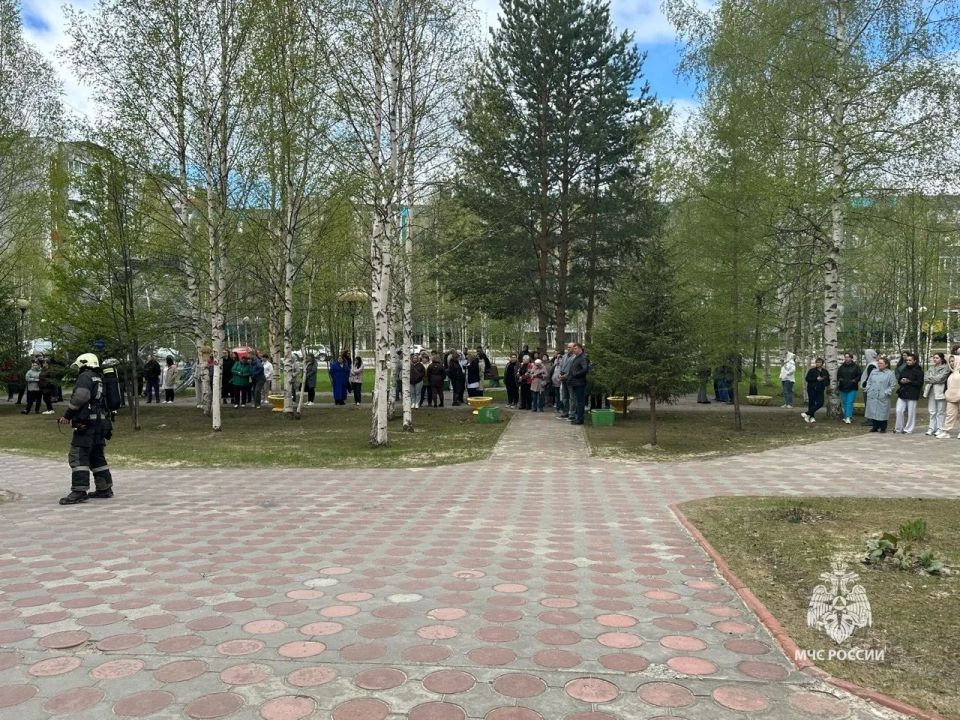 Пожарные Нягани отработали спасение детей на учениях в городской поликлинике Пожарные Нягани отработали спасение детей на учениях в городской поликлинике