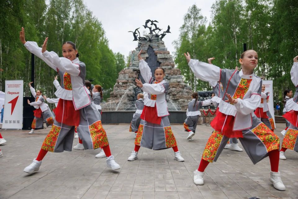 Уважаемые земляки! Дорогие наши дети, родители, бабушки и дедушки! От всей души поздравляю вас с Международным днём защиты детей и с самым долгожданным временем года — началом летних каникул! Уважаемые земляки! Дорогие наши дети, родители, бабушки и дедушки! От всей души поздравляю вас с Международным днём защиты детей и с самым долгожданным временем года — началом летних каникул!