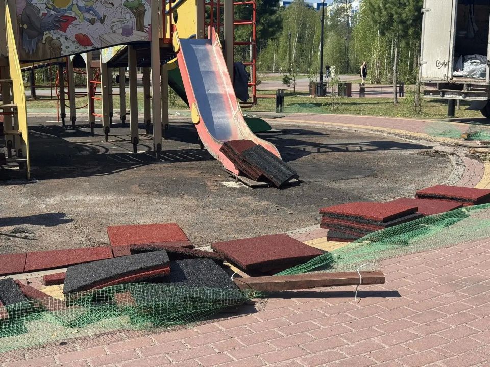 В Сургуте стартовала масштабная кампания по ремонту спортивных и детских площадок В Сургуте стартовала масштабная кампания по ремонту спортивных и детских площадок